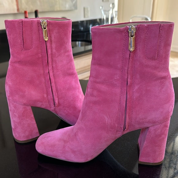 Fabulous pink suede ankle booties - Picture 2 of 4